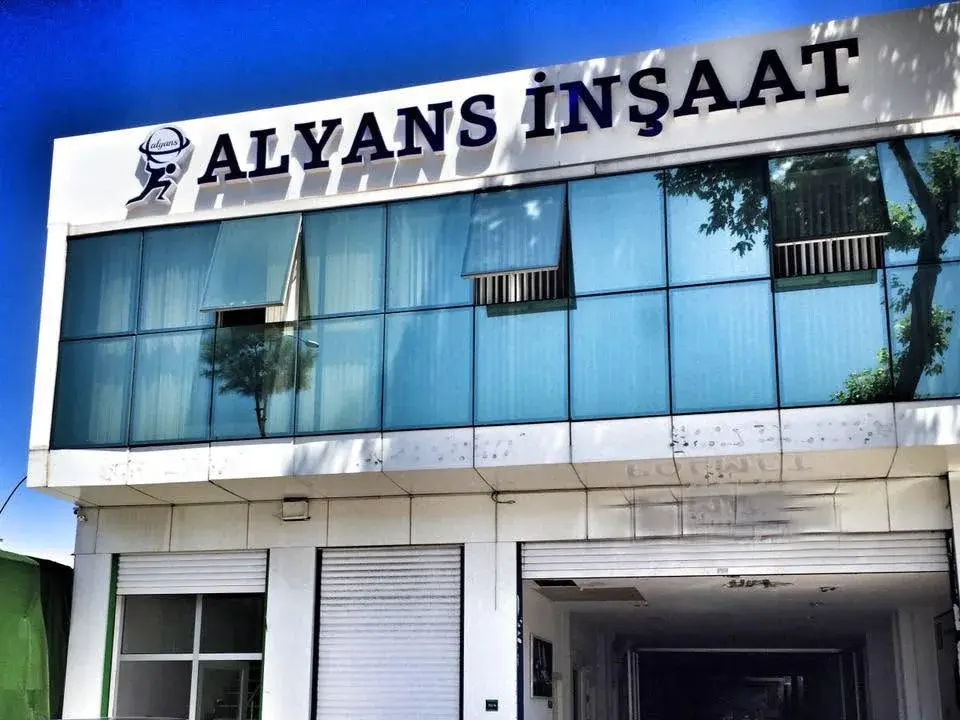 Bursa'daki ofis binasının cam cepheli dış görünümü